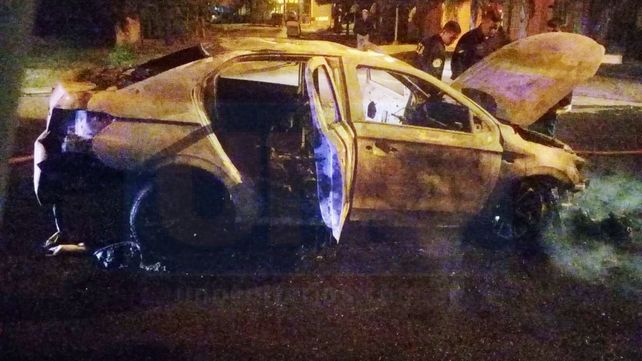 Robaron un auto, lo chocaron y luego se incendió