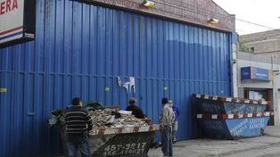 Persianas bajas, rumores y vigilia frente a los súper fuela postal en zona sur