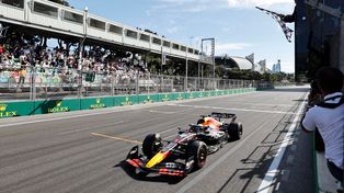 Verstappen vuelve a pasar la bandera a cuadros vencedor. Esta vez fue en Bakú, para el GP de Azerbaiyán, donde otra vez humilló a Ferrari.