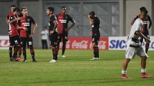La pose de los jugadores leprosos lo dice todo, tras la dolorosa eliminación ante Claypole.