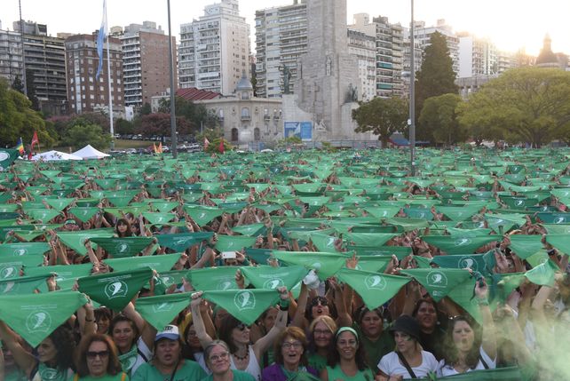 Masiva concentración de pañuelos verdes en el Monumento para celebrar la ley 27.610.