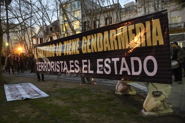 en rosario. Una de las marchas de organismos de derechos humanos por la aparición con vida de Santiago.&nbsp;
