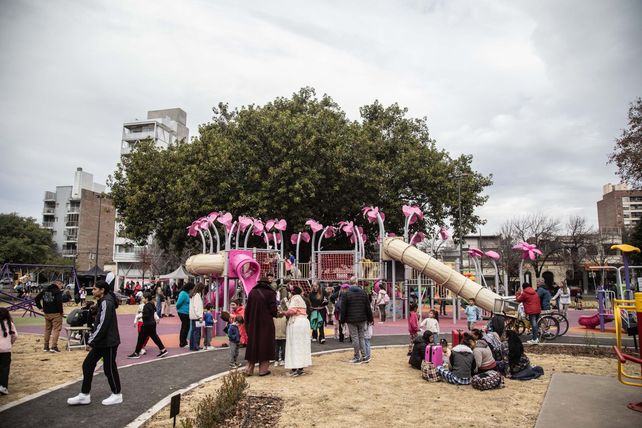 El proyecto incluye desde plazas barriales hasta parques emblemáticos y playones deportivos
