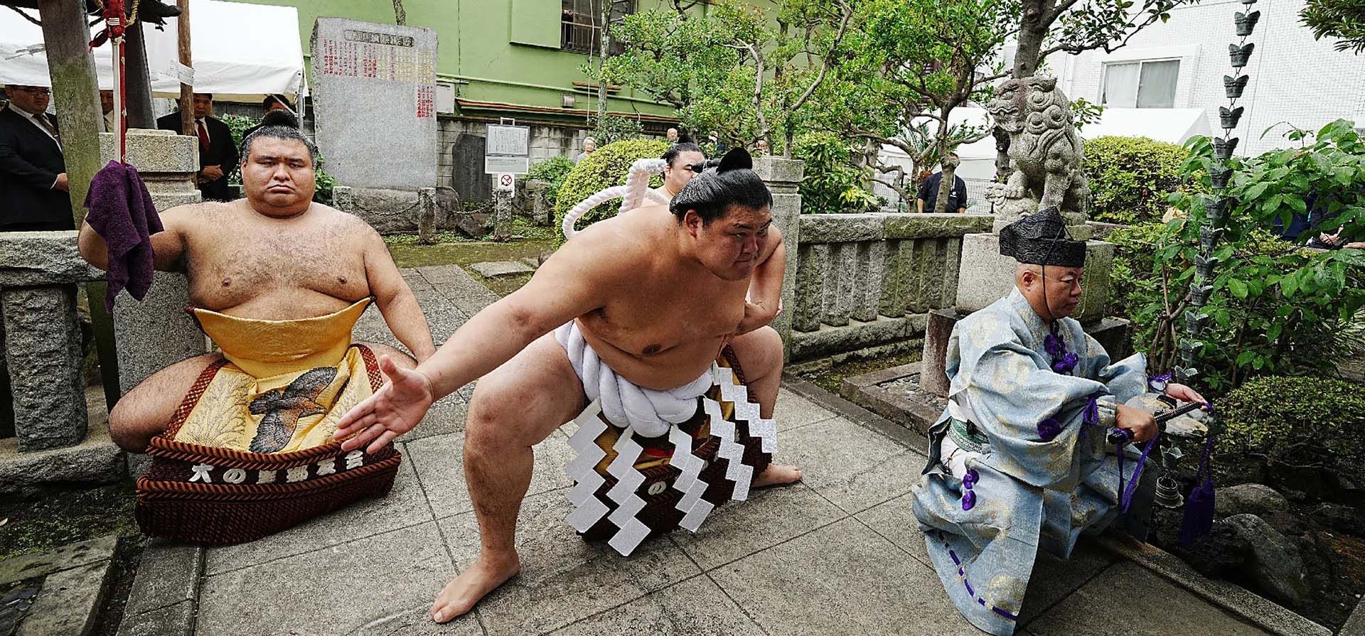 El luchador de sumo nosato Daiki, clasificado como gran campeón, participa en una ceremonia de entrada al ring en los terrenos del santuario Nomi no Sukune, antes del inicio del gran torneo de sumo de 15 días en la capital japonesa, Tokio, Japón. Fotografía: Japan Pool / JIJI Press / AFP / Getty Images El luchador de sumo nosato Daiki, clasificado como gran campeón, participa en una ceremonia de entrada al ring en los terrenos del santuario Nomi no Sukune, antes del inicio del gran torneo de sumo de 15 días en la capital japonesa, Tokio, Japón. Fotografía: Japan Pool / JIJI Press / AFP / Getty Images