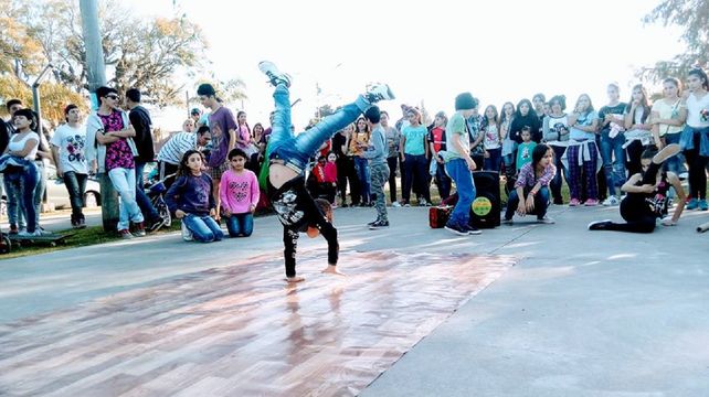 La competencia se organiza en formato de batalla donde los bailarines compiten de forma individual o en grupo y son evaluados por un jurado especializado.
