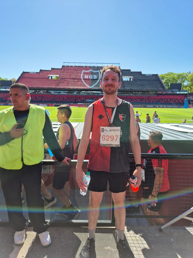 La increíble historia del fan irlandés que viajó a Rosario para correr la maratón Bielsa