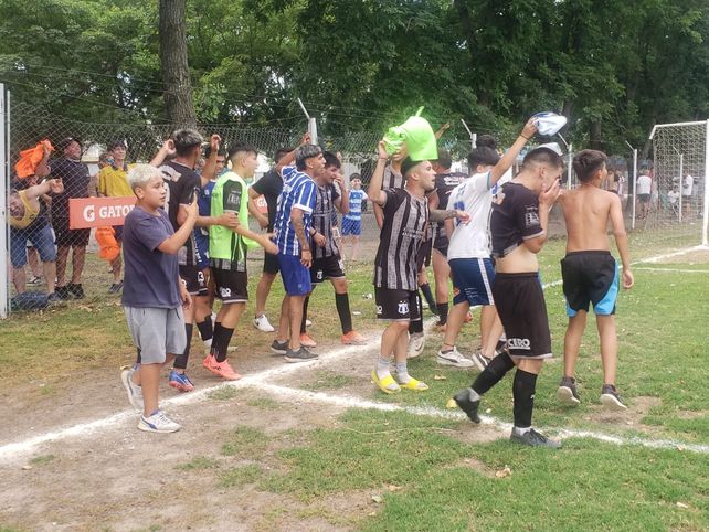 1º de Mayo celebra el empate ante Club Gran Rosario