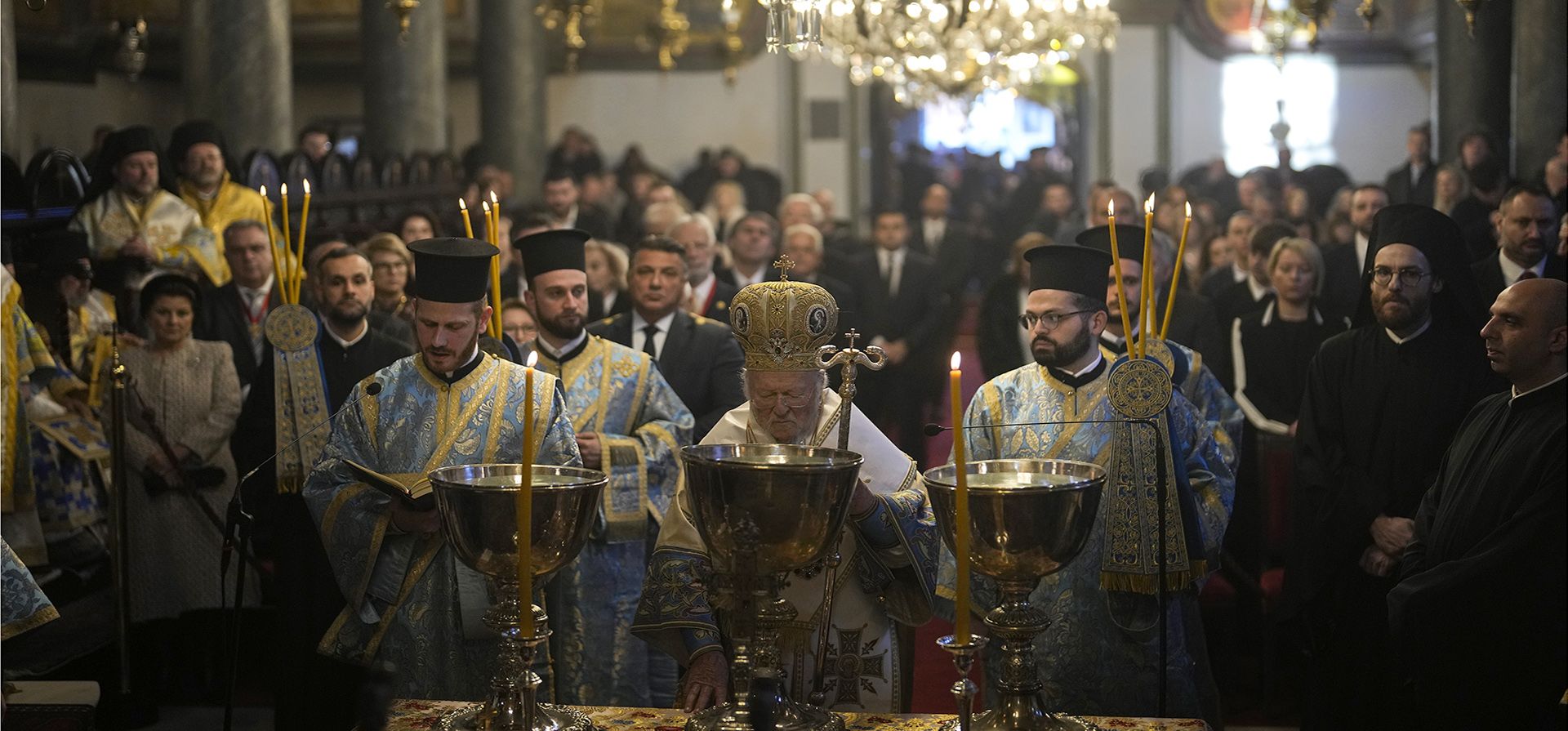 El patriarca ecuménico Bartolomé I (centro), líder espiritual de los cristianos ortodoxos del mundo, dirige la misa de Epifanía en la Iglesia Patriarcal de San Jorge en Estambul, Turquía, el lunes 6 de enero de 2025. (Foto AP/Khalil Hamra) El patriarca ecuménico Bartolomé I (centro), líder espiritual de los cristianos ortodoxos del mundo, dirige la misa de Epifanía en la Iglesia Patriarcal de San Jorge en Estambul, Turquía, el lunes 6 de enero de 2025. (Foto AP/Khalil Hamra)