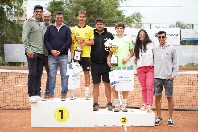 La premiación con los finalistas Alfonso Costamagna y Augusto Lucarelli.&nbsp;