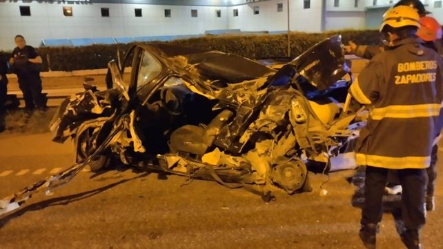 El Renault Logan quedó destruido tras el choque con un camión en Circunvalación