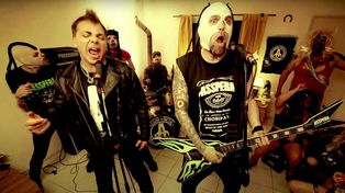 Cristian Castro junto a la banda Asspera, interpretando un cover metalero de Lloviendo estrellas