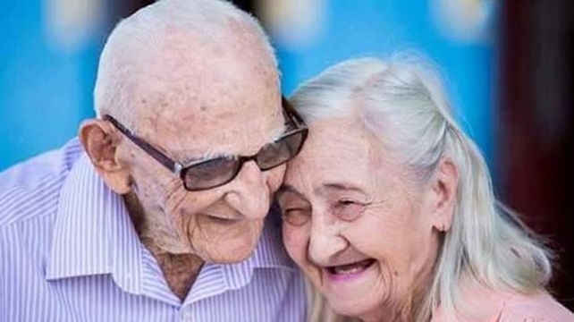 Una pareja de ancianos celebró su 65 aniversario con la sesión de fotos más romántica de Facebook