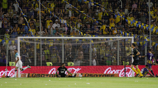 Jorge Broun, en el piso tras el gol de Racing.