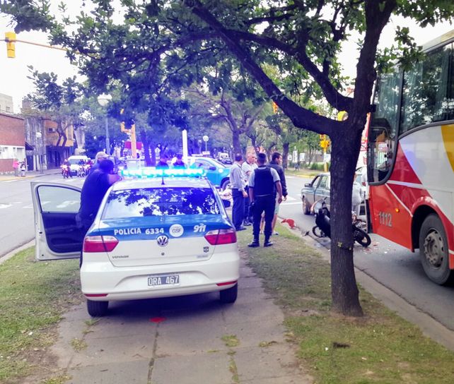Grave: dos policías internados luego de ser golpeados a botellazos en la cabeza