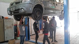 Apoyo. Gracias al Crédito Fiscal, alumnos armaron un laboratorio de Autotrónica, luego reconvirtieron una camioneta municipal en eléctrica.