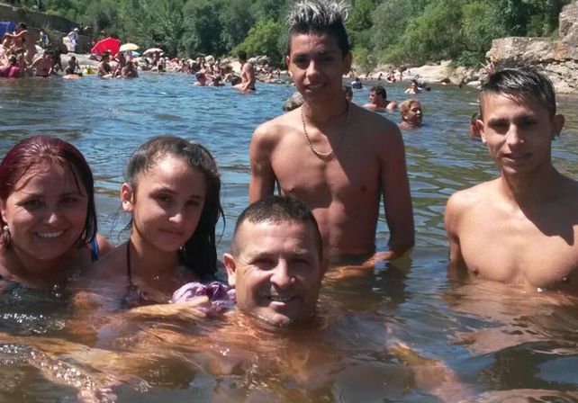 Los santafesinos Vero y Sergio junto a sus hijos Sergio