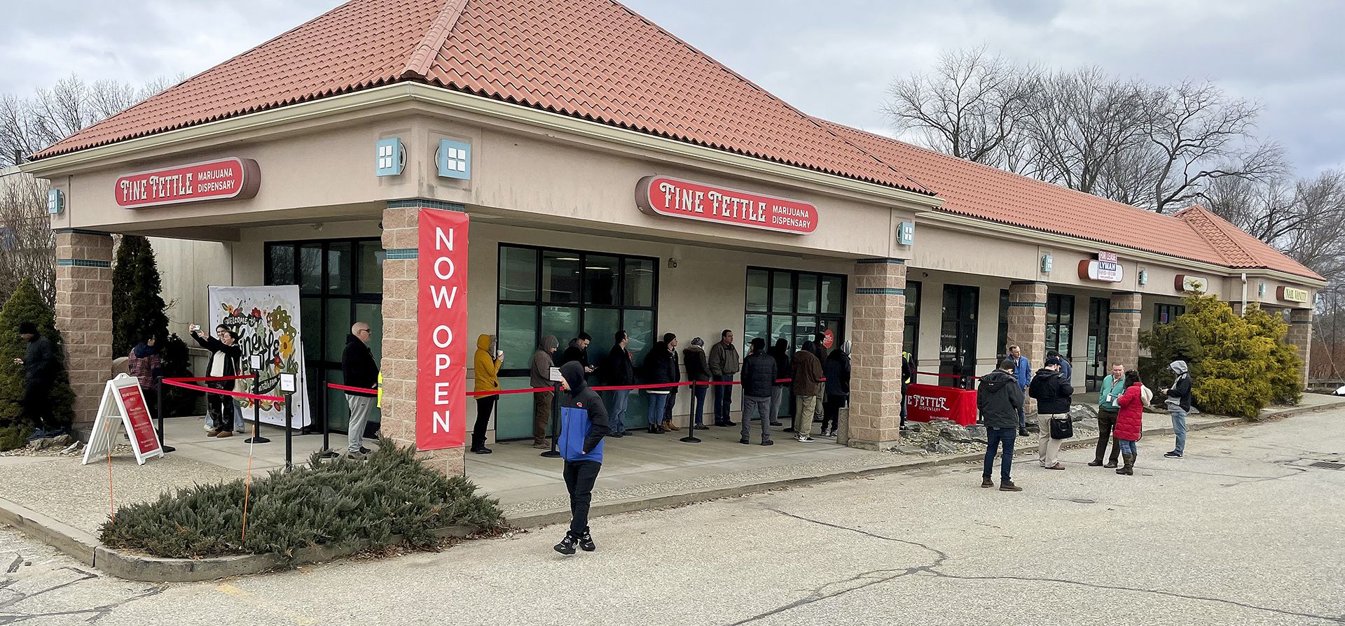 Clientes hacen fila afuera del dispensario de marihuana Fine Fettle en Willimantic, Connecticut, el martes 10 de enero de 2023, para la apertura de las ventas legales de marihuana recreativa en Connecticut. (Foto AP/Pat Eaton-Robb)