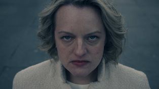 Elizabeth Moss interpreta a una de las pocas mujeres fértiles en la opresiva República de Gilead.