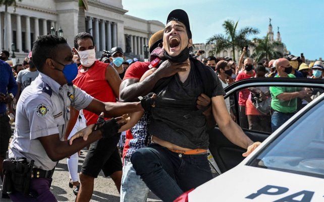 Un arresto violento durante las hist&oacute;ricas manifestaciones del 11 de julio. El gobierno deber&iacute;a "abrir un di&aacute;logo nacional", seg&uacute;n piden analistas cubanos independientes.