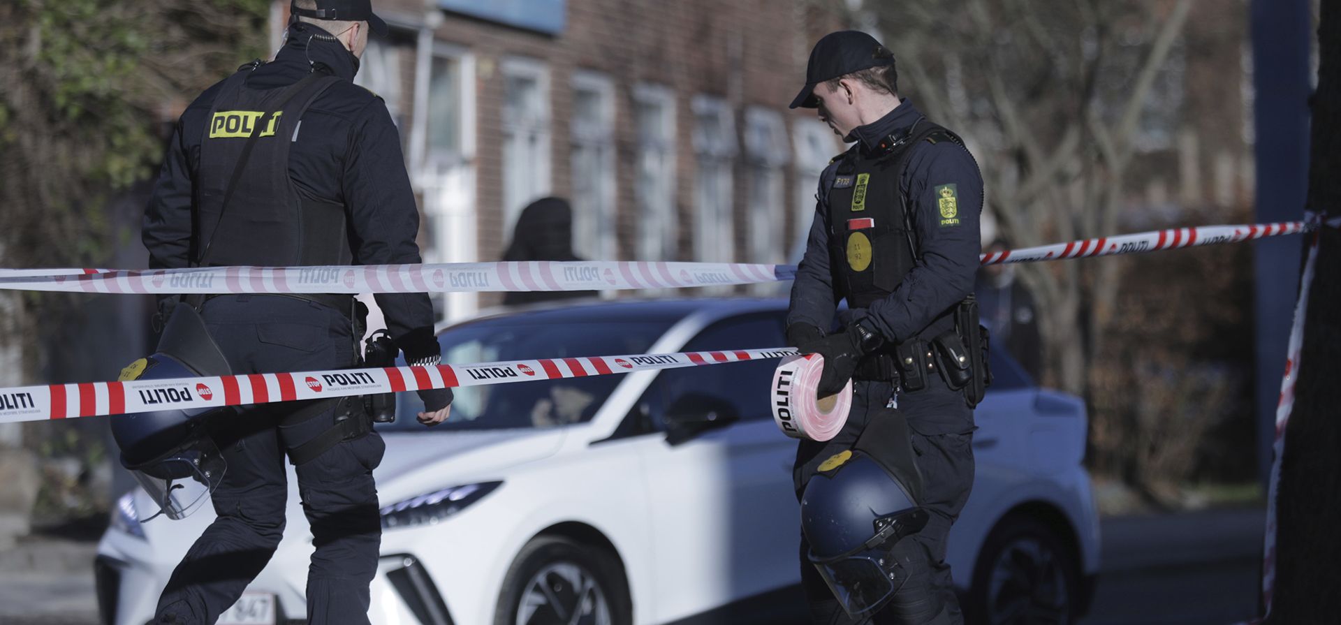 La policía acordona un área frente a una mezquita en el área de Noerrebro de Copenhague, Dinamarca, el viernes 27 de enero de 2023, donde el activista de extrema derecha Rasmus Paludan planeaba quemar el Corán. (Olafur Steinar Gestsson/Ritzau Scanpix vía AP)