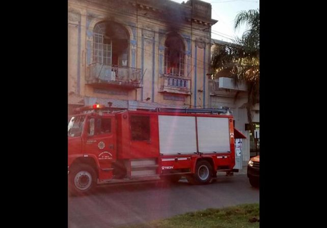 Una tarde caliente: dos incendios en menos de 100 metros sobre Avenida Freyre