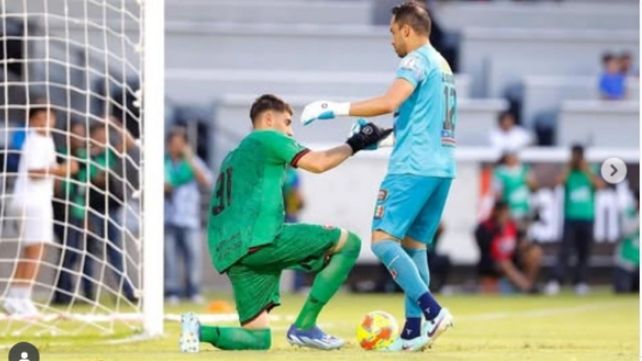 El veterano arquero de Once Caldas James Aguirre consuela al juvenil de Newells Faustino Piotti.