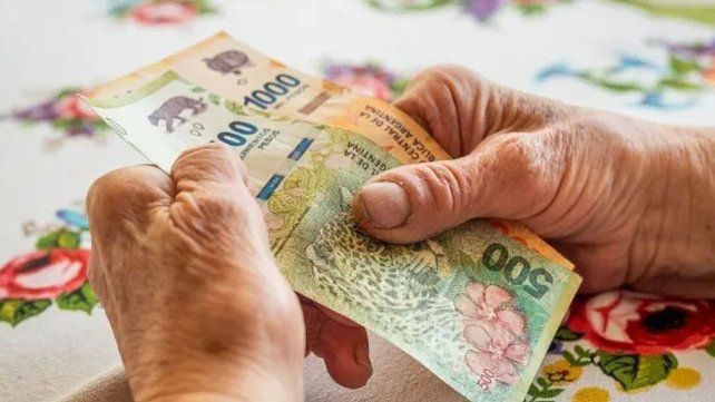 En caso de que la Ley Bases se aprobada en Senado las personas con 65 años que no cuenten con 30 años de aportes no podrán acceder a una jubilación