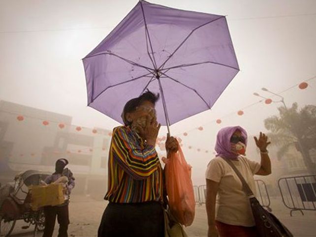 Al menos tres muertos y miles de evacuados por la erupción de un volcán en Indonesia