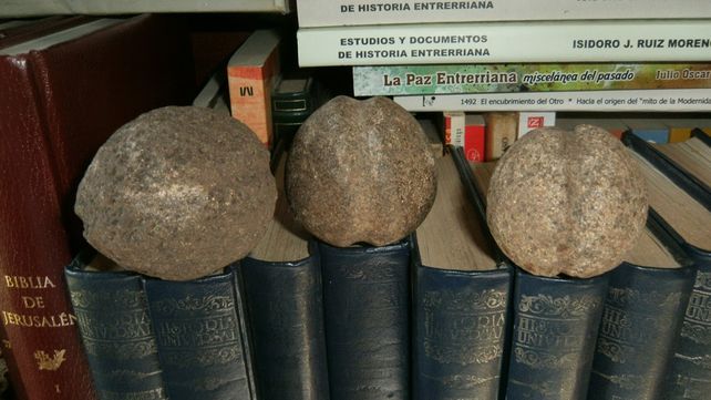 Pueblos. Las boleadoras parecen afirmarse sobre los tomos.