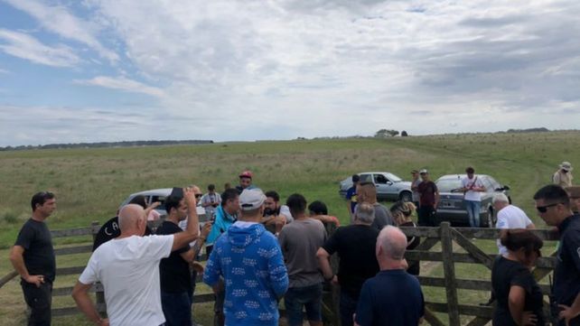 Momento de la discusión en la tranquera del campo este sábado tras el arribo de los ocupantes.