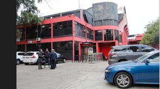 La camioneta a la derecha según los fiscales está a nombre del hijo del presidente de Newells, que aparece a la izquierda, el día que sacaron la bandera del club.&nbsp;