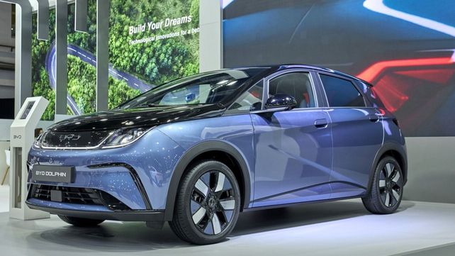 El gigante automotor BYD trajo desde China el modelo Dolphin, un hatchback del segmento C 100% eléctrico.