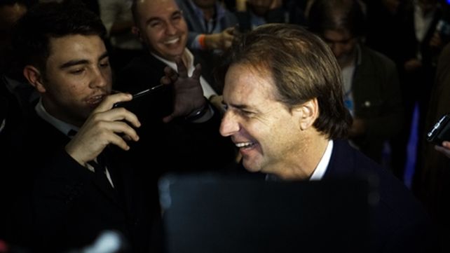 Feliz. Luis Lacalle Pou habla con la prensa luego de conocer los resultados. Será candidato presidencial.