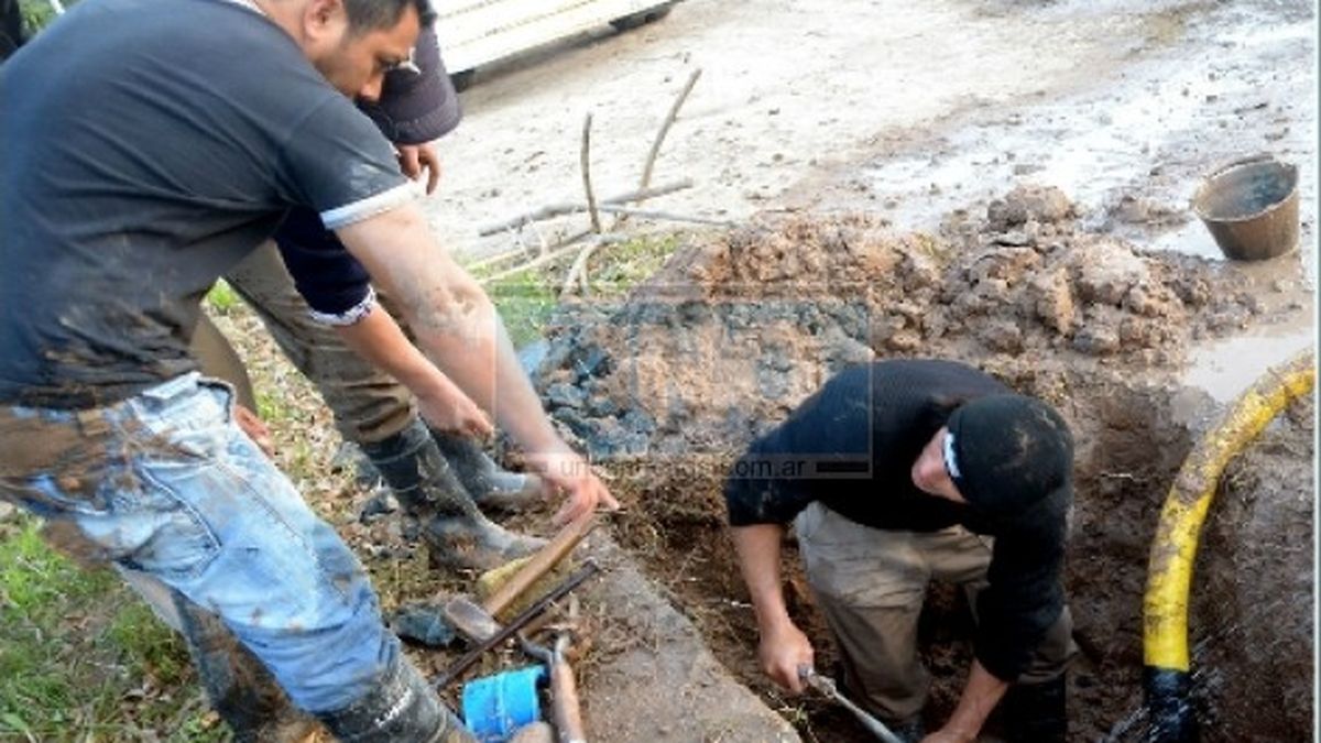 Una constructora rompió un caño y restringieron el agua en parte de Paraná