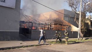 Destrucción total de un comedor de la costanera por un incendio