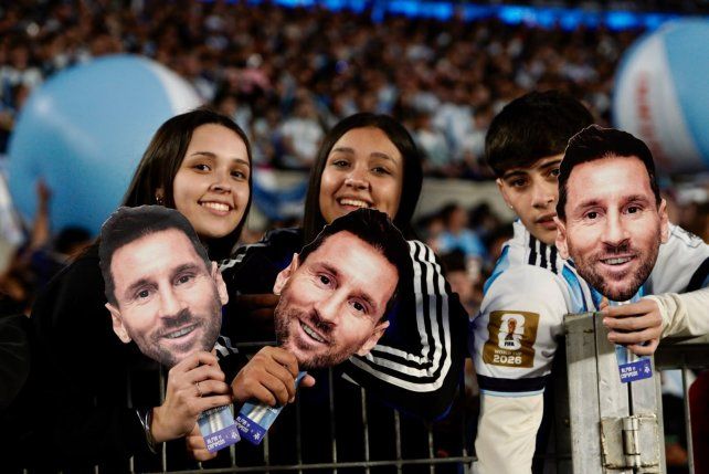 Locos por Leo. Los hinchas argentinos deliran para ver a Messi en su despedida.
