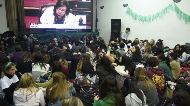 En Rosario, el verde abarrotó la Facultad de Humanidades