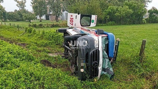 La ambulancia quedó destrozada tras el siniestro vial. 