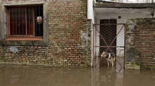 En Buenos Aires, miles de inundados no pueden regresar todavía a sus hogares