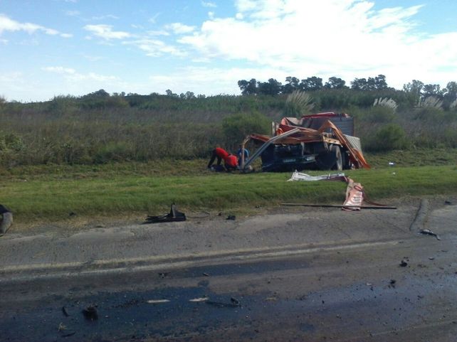Autopista Santa Fe - Rosario: choque en cadena de dos autos y dos camiones