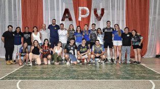 Los entrenadores de voleibol juntos.