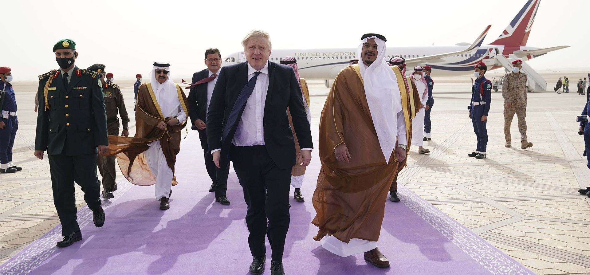El primer ministro británico, Boris Johnson, llega al aeropuerto de Riyadh, en Arabia Saudita, durante una visita de un día a Arabia Saudita y los Emiratos Árabes Unidos para fortalecer los lazos con las naciones del Golfo, el miércoles 16 de marzo de 2022.