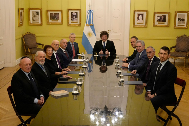 Con Adorni a su lado