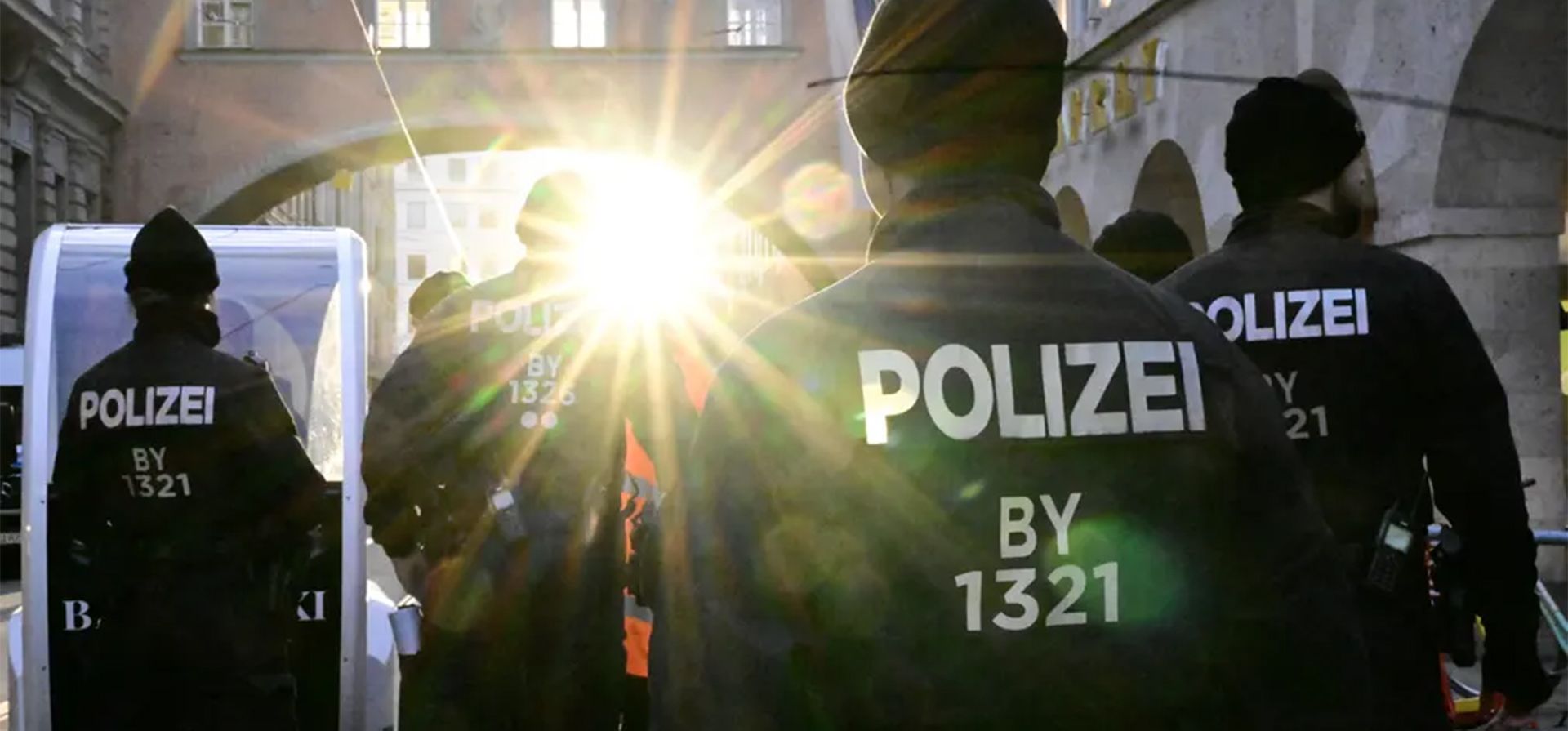 El sol brilla mientras los agentes de policía protegen el área alrededor del hotel Bayerischer Hof, sede de la Conferencia de Seguridad anual de Múnich, Alemania. Fotografía: Tobias Schwarz/AFP/Getty Images El sol brilla mientras los agentes de policía protegen el área alrededor del hotel Bayerischer Hof, sede de la Conferencia de Seguridad anual de Múnich, Alemania. Fotografía: Tobias Schwarz/AFP/Getty Images