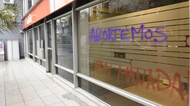 Las fotos de las pintadas con aerosol que ensuciaron fachadas de edificios públicos y privados