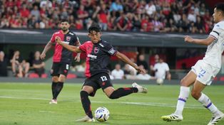 La zurda de Facundo Guch ya le da destino a la pelota que se convertirá en el empate de Newells ante Tigre.