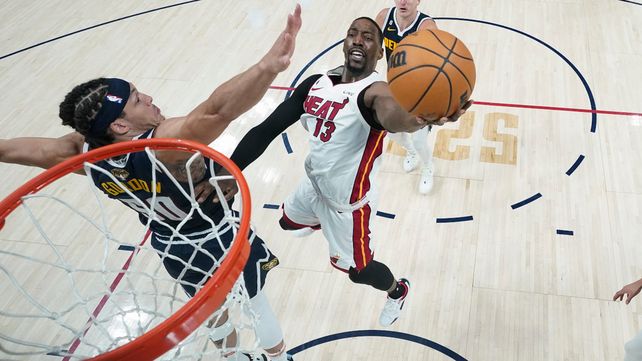 Bam Adebayo busca el aro ante la marca de Aaron Gordon.
