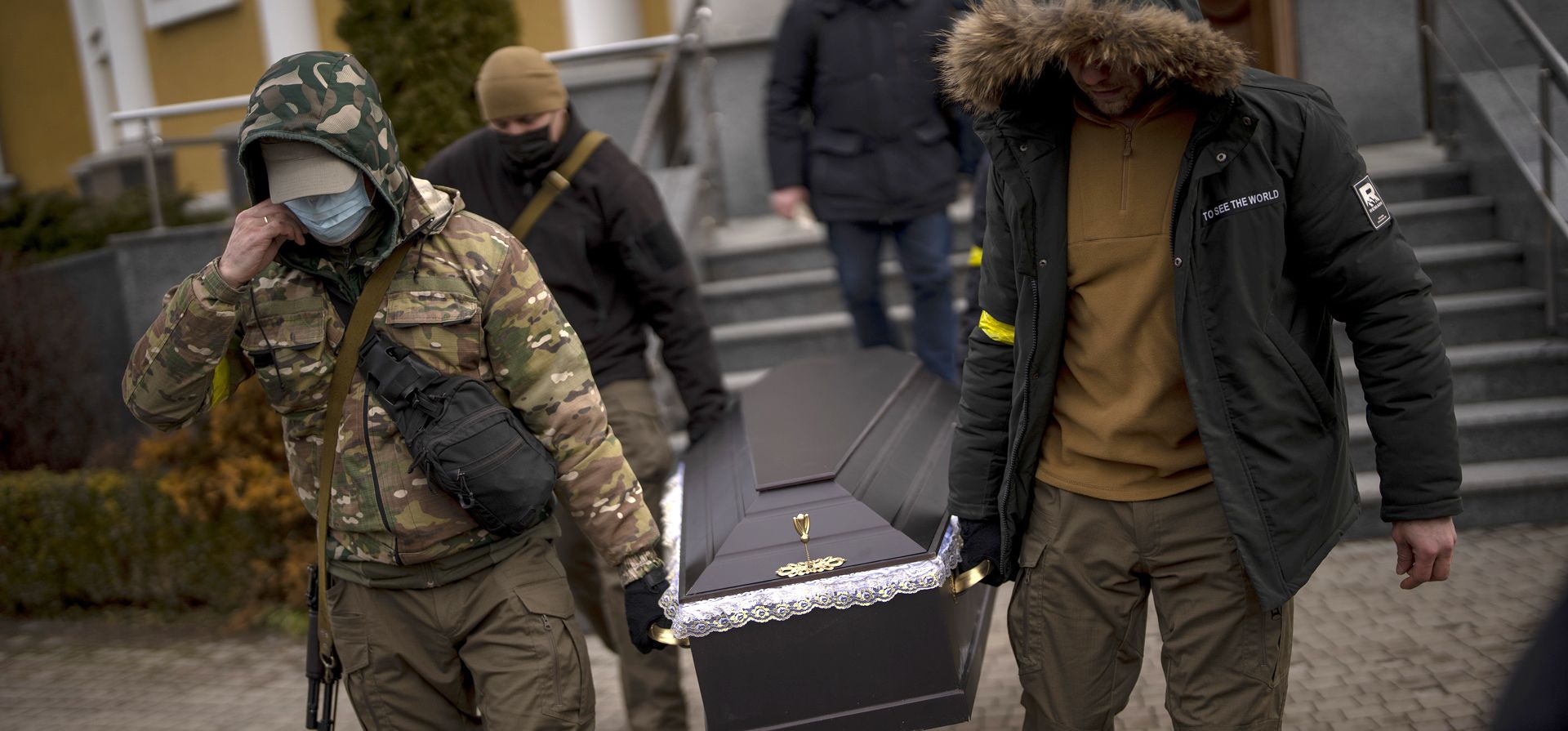 Milicianos llevan el ataúd con el cuerpo de Volodymyr Nezhenets, de 54 años, durante su funeral en la ciudad de Kiev, Ucrania, el viernes 4 de marzo de 2022. Un pequeño grupo de reservistas están enterrando a su camarada, Volodymyr Nezhenets, de 54 años. quien fue uno de los tres militares asesinados en una emboscada provocada por