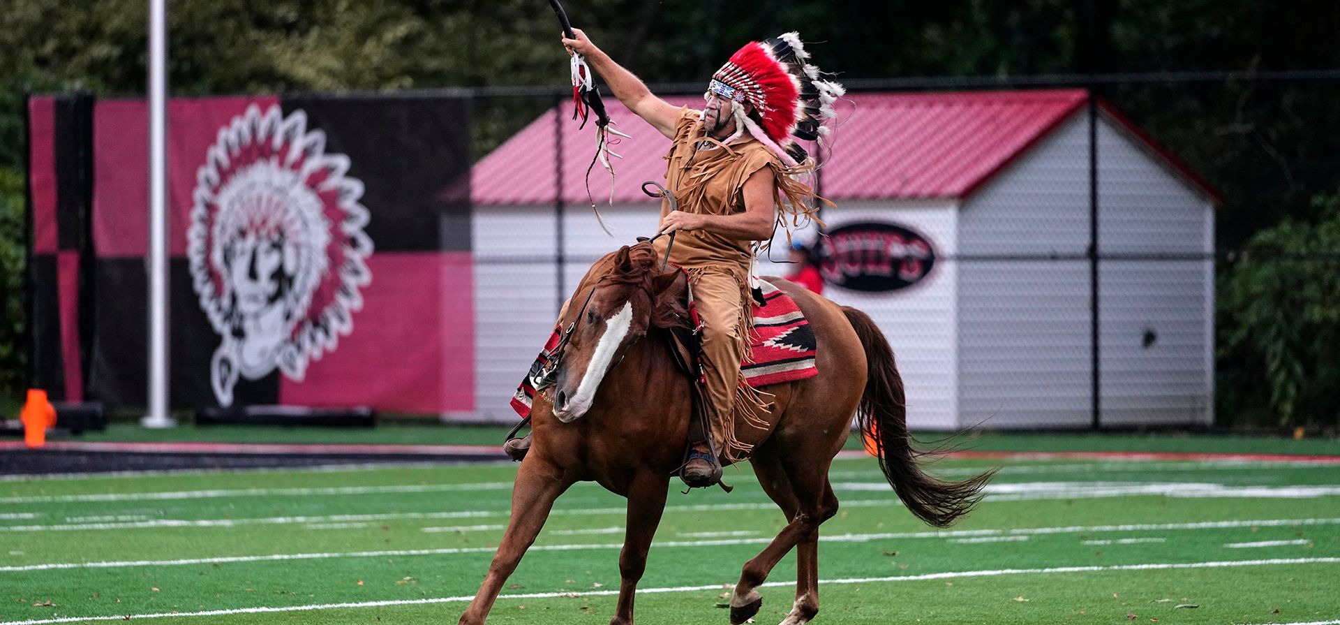 Chief Mark Swan, la mascota del equipo de fútbol americano de la escuela secundaria Aliquippa, monta a "War Horse" y trota por el campo antes de un partido entre las escuelas secundarias Aliquippa y Mars en el Heinz Field de Aliquippa, Pensilvania, el viernes 4 de septiembre de 2026. (Foto AP/Gene J. Puskar) Chief Mark Swan, la mascota del equipo de fútbol americano de la escuela secundaria Aliquippa, monta a "War Horse" y trota por el campo antes de un partido entre las escuelas secundarias Aliquippa y Mars en el Heinz Field de Aliquippa, Pensilvania, el viernes 4 de septiembre de 2026. (Foto AP/Gene J. Puskar)