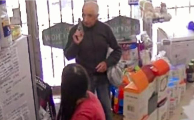 A punta de pistola y con 75 años: el inesperado ladrón que sorprendió y robó en una dietética de barrio Sargento Cabral
